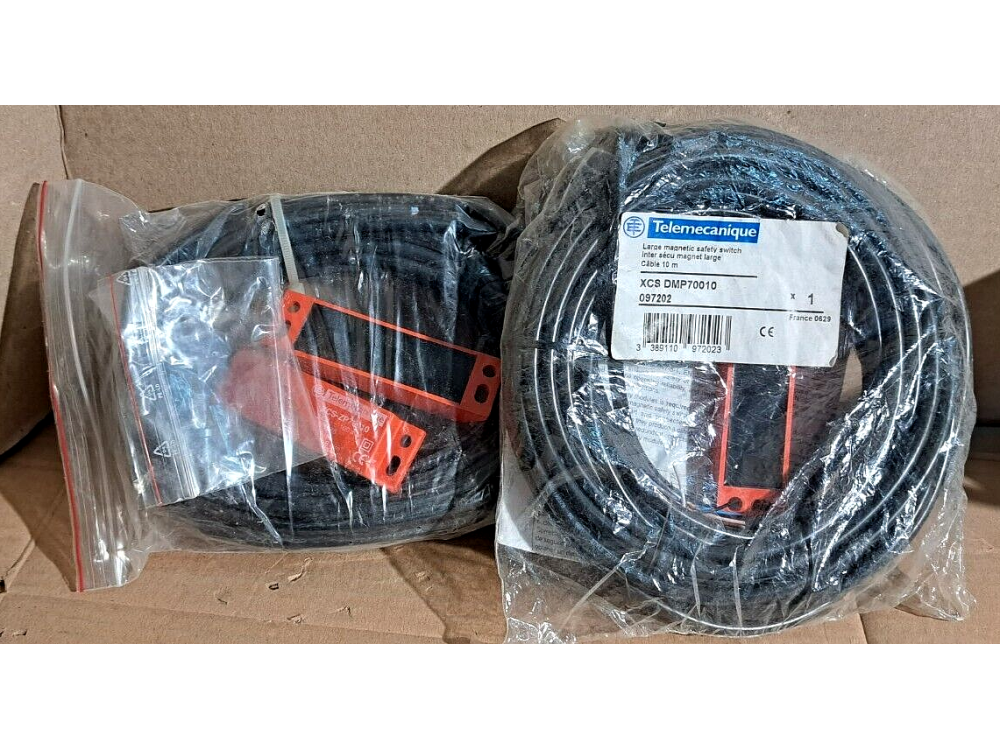 Telemecanique XCS DMP70010 Coded Magnetic Safety Switch (1PCS) XCS DMP70010 | Telemecanique - Зображення 1